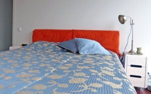 Miegamojo su originalia drabužine idėja